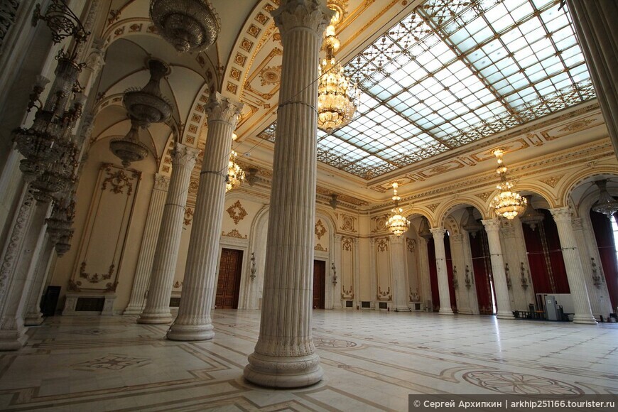 Дворец Парламента в Бухаресте — самое большое здание в Европе