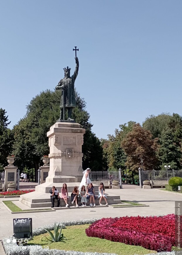 Памятник Штефану Чел Маре