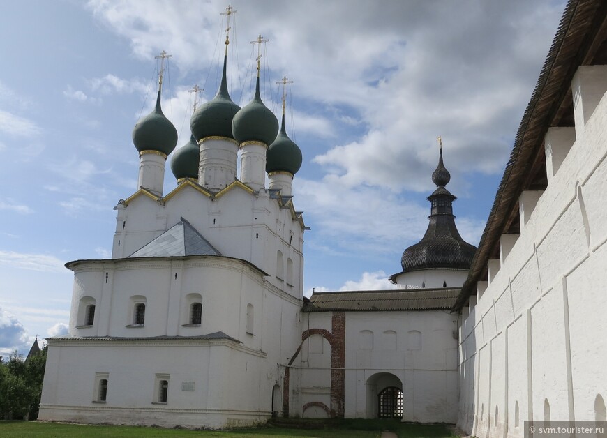 Вместе с церковью Григория Богослова рядом была сложена шатровая колокольня,которую разобрали в 1860 году за ветхостью.