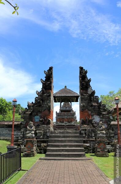 Расколотые ворота чанди бентар - вход в первый двор храма