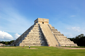 В Мексике туристку избили за подъём на священную пирамиду 