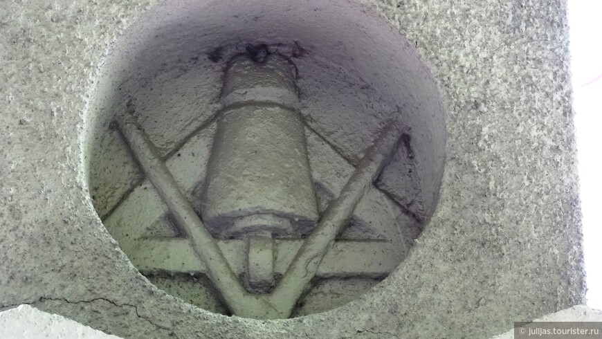 Элемент масонского декора на здании Почтового музея – угольник и циркуль
