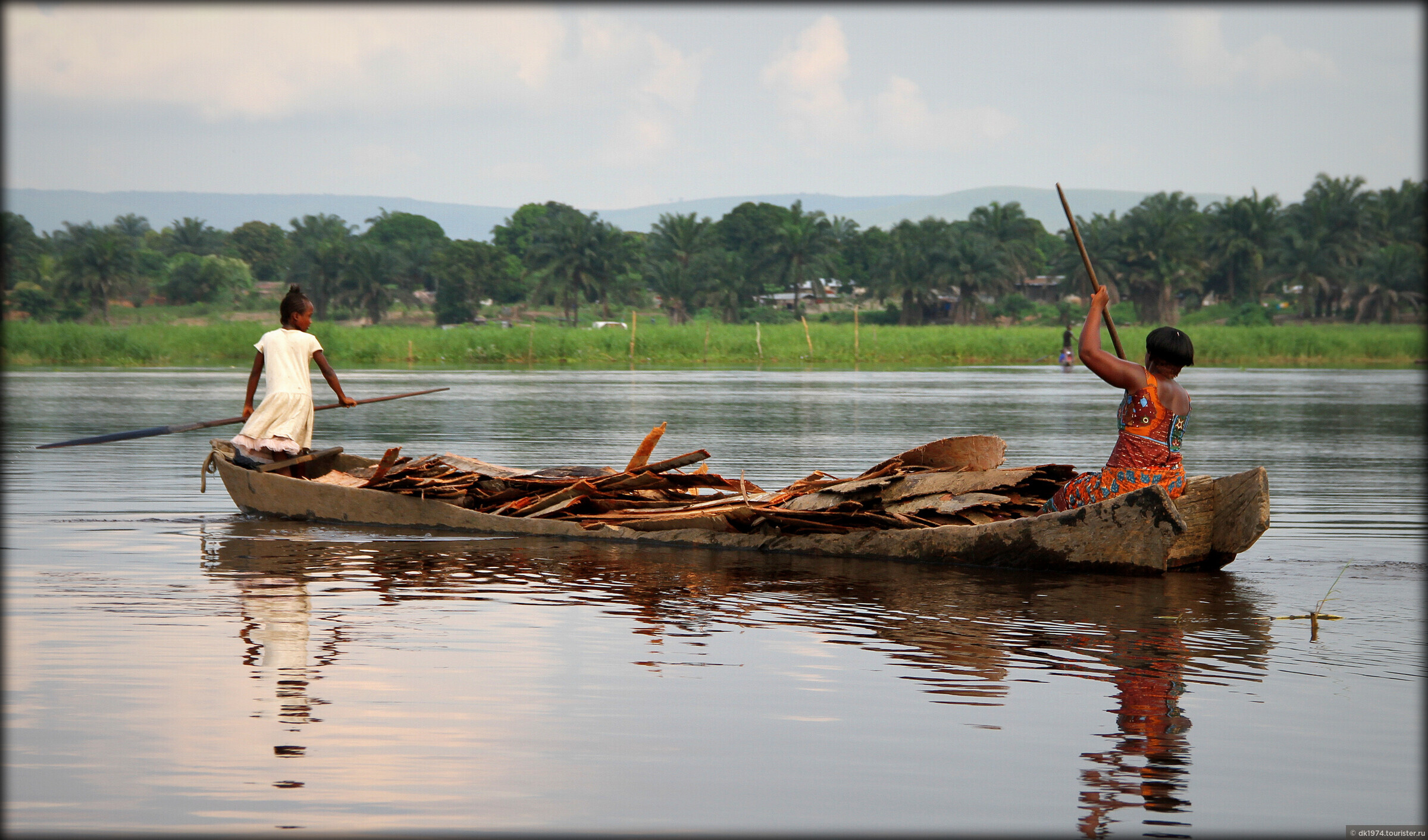 В африке живут рыбы. Реки Африки. Женская Африканская рука. Др Конго море. Деревня на берегу большой реки Африка.