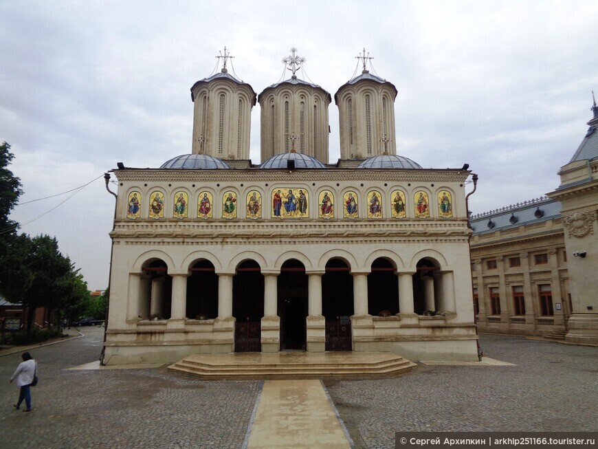 Патриарший собор Святого Константина и Елены на холме Патриархии — главный собор Бухареста