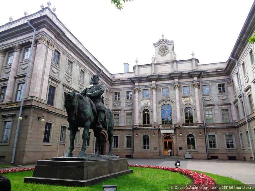 Памятник императору Александру III у Мраморного дворца в Санкт-Петербурге.