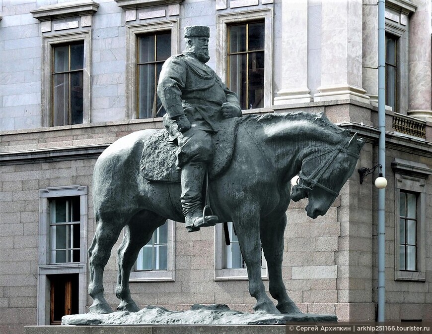 Памятник императору Александру III у Мраморного дворца в Санкт-Петербурге.