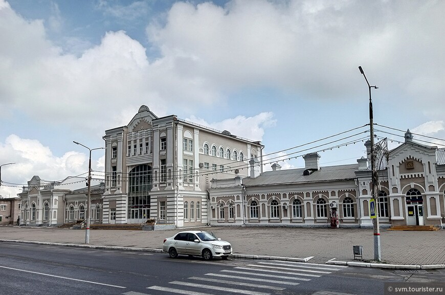 Справа на фото историческая часть вокзала возведенная в 1905 году,слева современная трехэтажная и одноэтажная пристройка 2004-08 годов,органично вписавшись в архитектурную концепцию неорусского стиля.