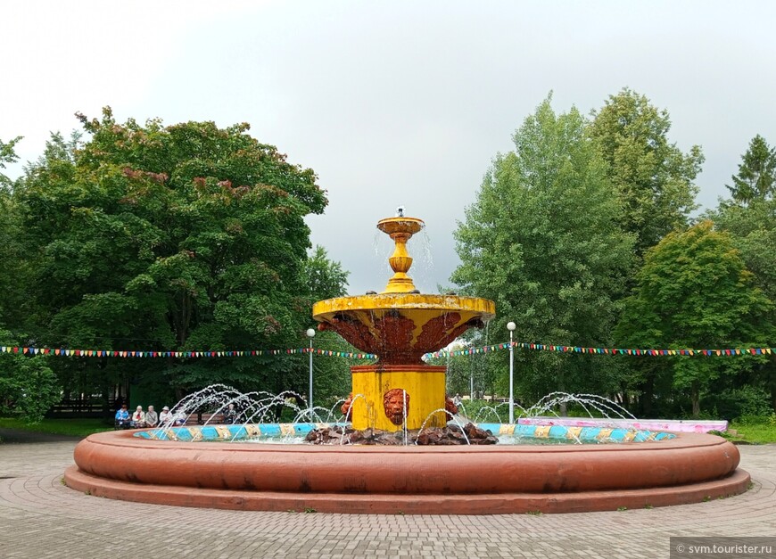 Во время строительства Комсомольского парка появился и до сих пор действующий фонтан. 