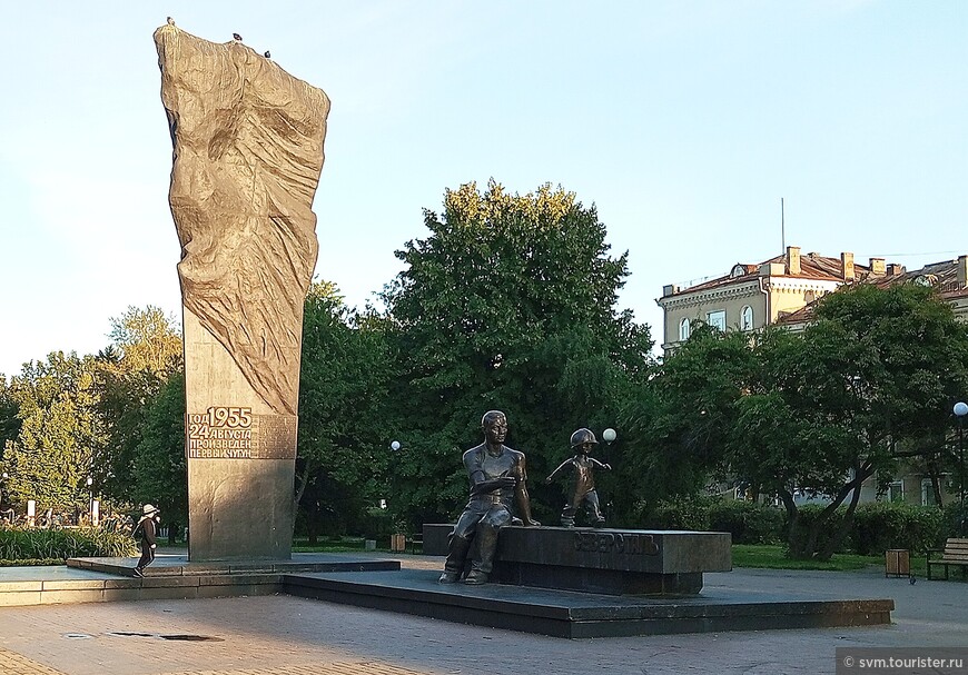 Памятник был открыт в 2006 году в год 50-летия череповецкого металлургического комбината.По задумке скульптора памятник несет идею преемственности металлургических профессий и смелого взгляда в будущее.