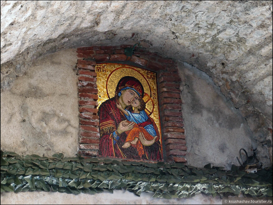 Икона Девы Марии на внутренней стороне ворот - свидетельство многовекового культа Богоматери в данной местности