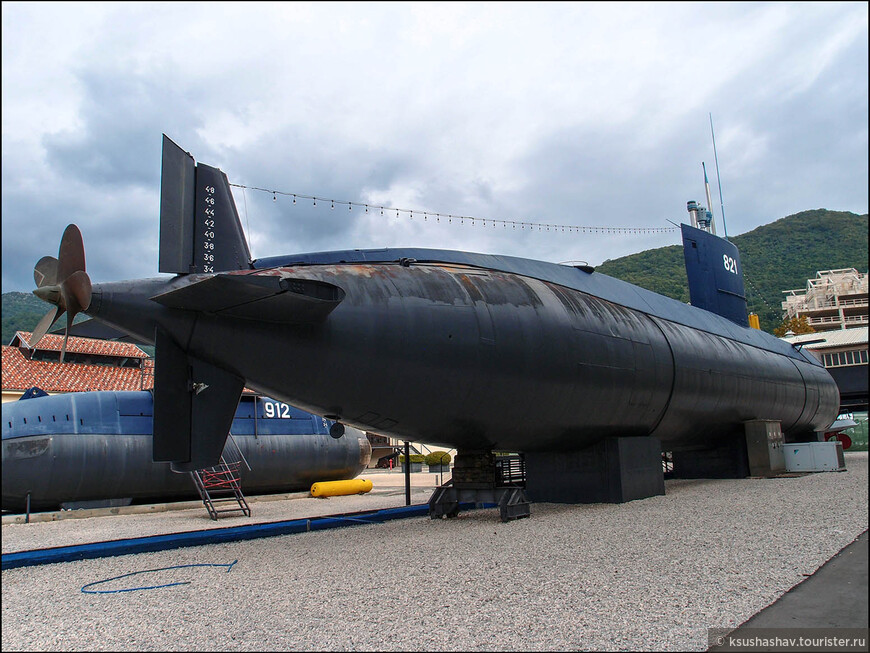 Отреставрированная 50-метровая югославская подводная лодка «ГеройHero P-821 была построена в Сплите в1968 году. Экипаж состоял из 28 человек, которые обычно несли вахту в течение месяца, погружаясь на глубину 210 метров.