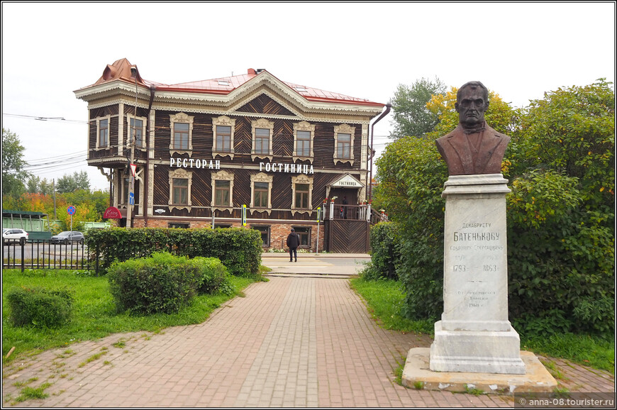 Площадь Батенькова и памятник декабристу Г.С. Батенькову