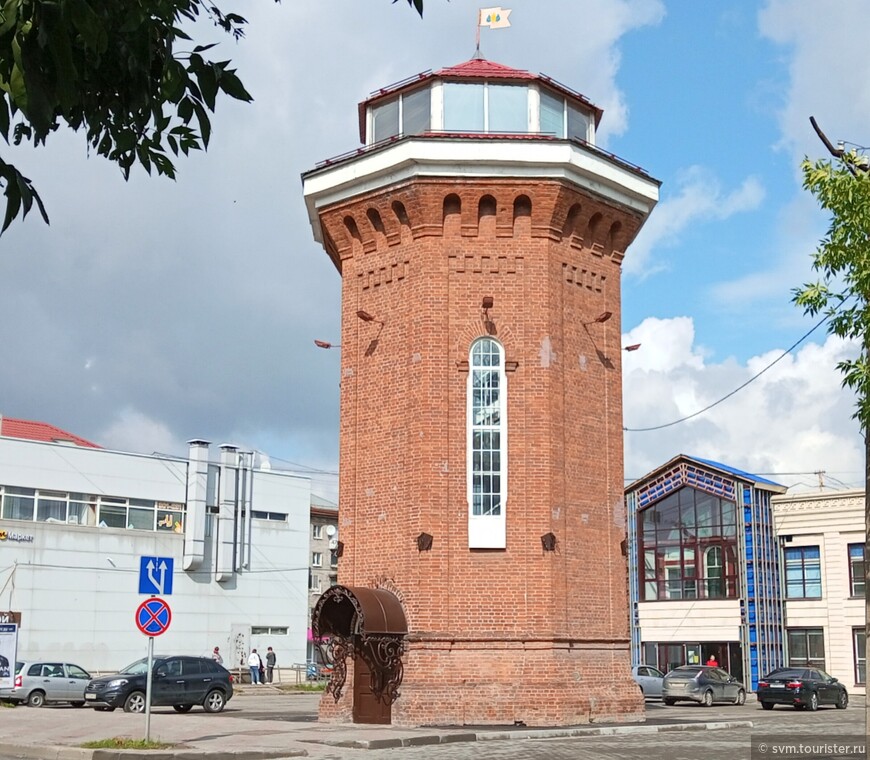 Водонапорная башня с ёмкостью бака 10000 вёдер была сооружена петербургской фирмой Братьев Бромлей.Именно отсюда вода подавалась в городские колонки и квартиры по первым городским водопроводным сетям,общая длина которых составляла на то время 3,6 км. 
