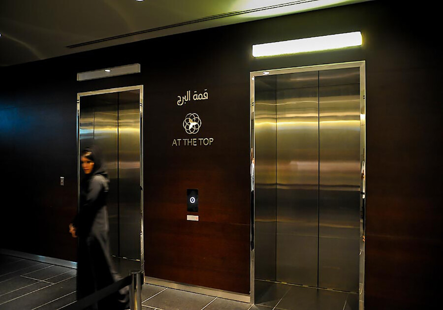 Лифт в бурдж халифа. Бурдж-Халифа Дубай лифт. Бурдж Халифа внутри лифты. Бурдж-Халифа лифт Elevator. Двухэтажный лифт Бурдж Халифа.