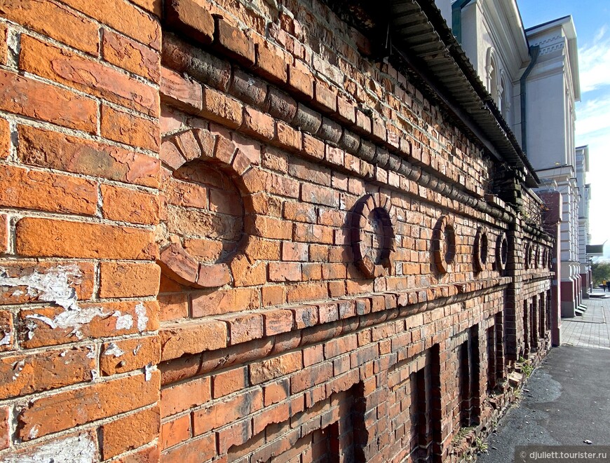 Фрагмент ограды общежития духовной семинарии, сохранившийся до настоящего времени