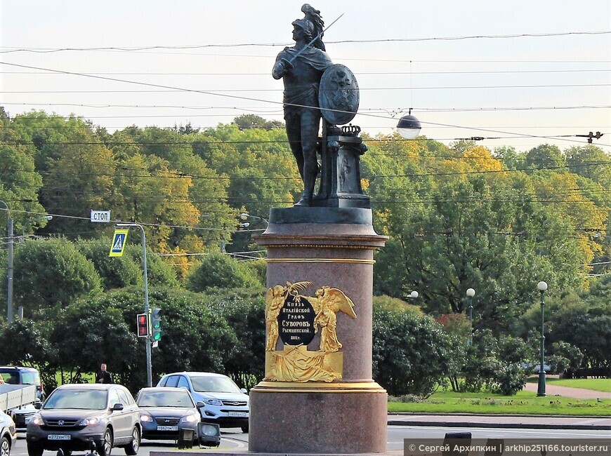 Первый памятник в России Александру Суворову в Сакт-Петербурге