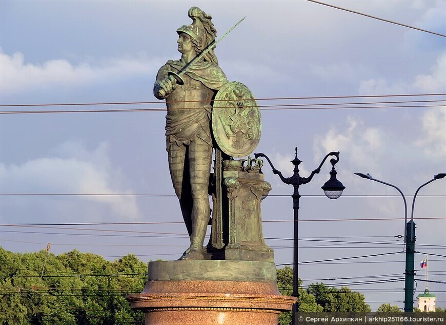 Первый памятник в России Александру Суворову в Сакт-Петербурге