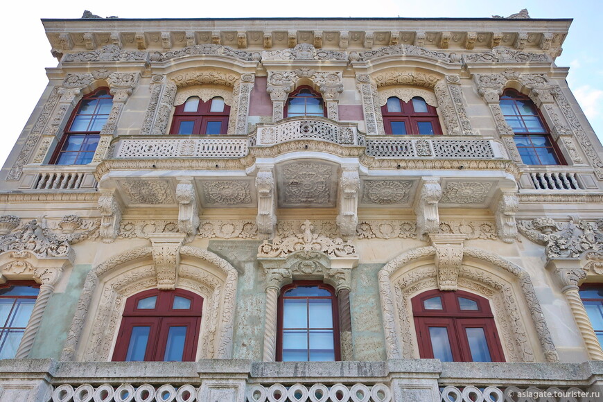 Кючюксу — стамбульский дворец из Бондианы  
