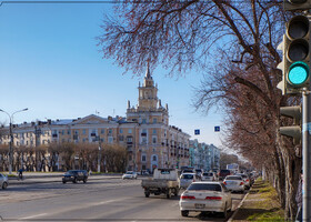 Жилой дом построенный в 1954-1956 годах в стиле советского неоклассицизма.  Расположен на углу проспектов Ленина и Октябрьского