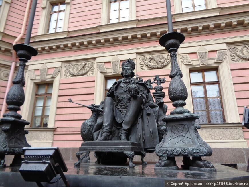 Памятник императору Павлу Первому в Михайловском замке в Санкт-Петербурге
