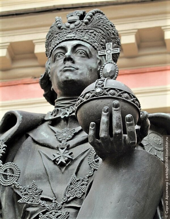 Памятник императору Павлу Первому в Михайловском замке в Санкт-Петербурге