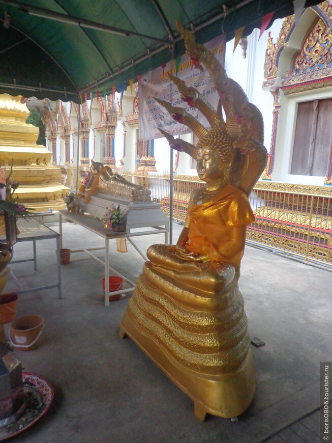 Не особо известный монастырь, но с лежащим Буддой внутри
