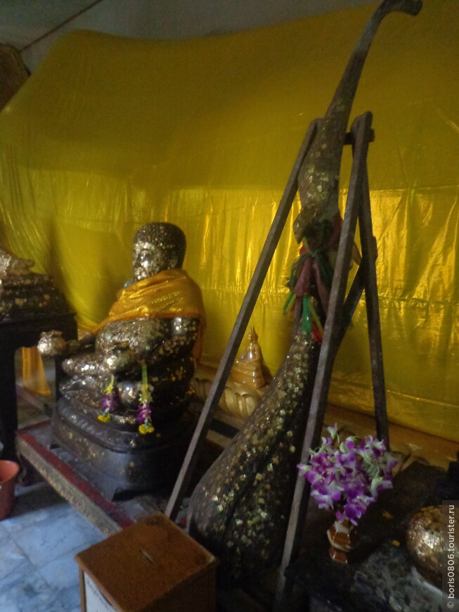 Не особо известный монастырь, но с лежащим Буддой внутри