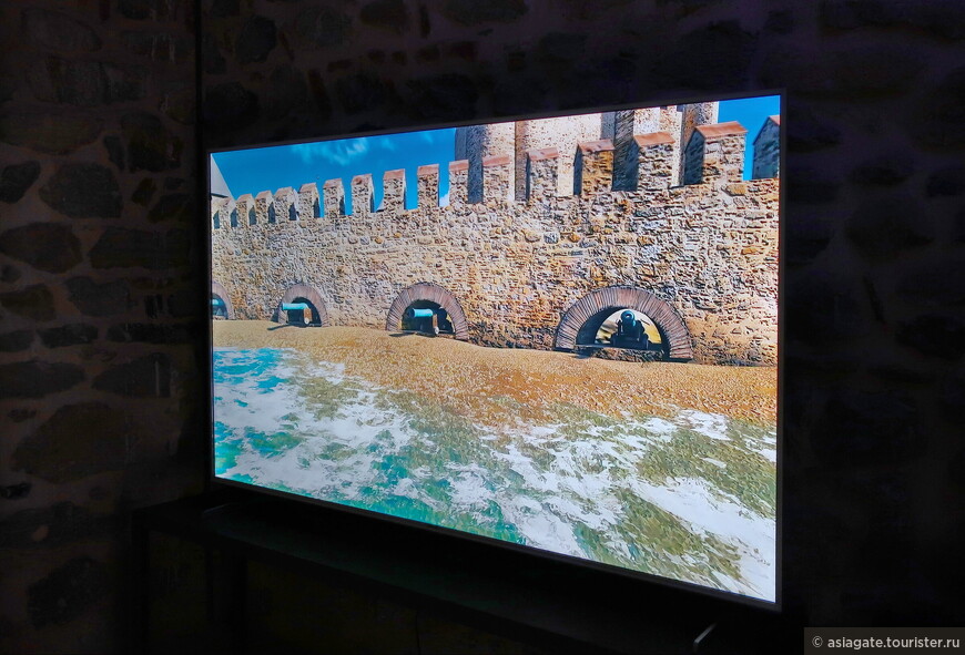 В одном из помещений крепости устроен мини-кинозал, на экране демонстрируют фильм об истории Стамбула и Анадолу Хисары
