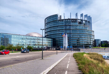 Европарламент потребовал от Еврокомиссии пересмотреть запрет на въезд российских авто