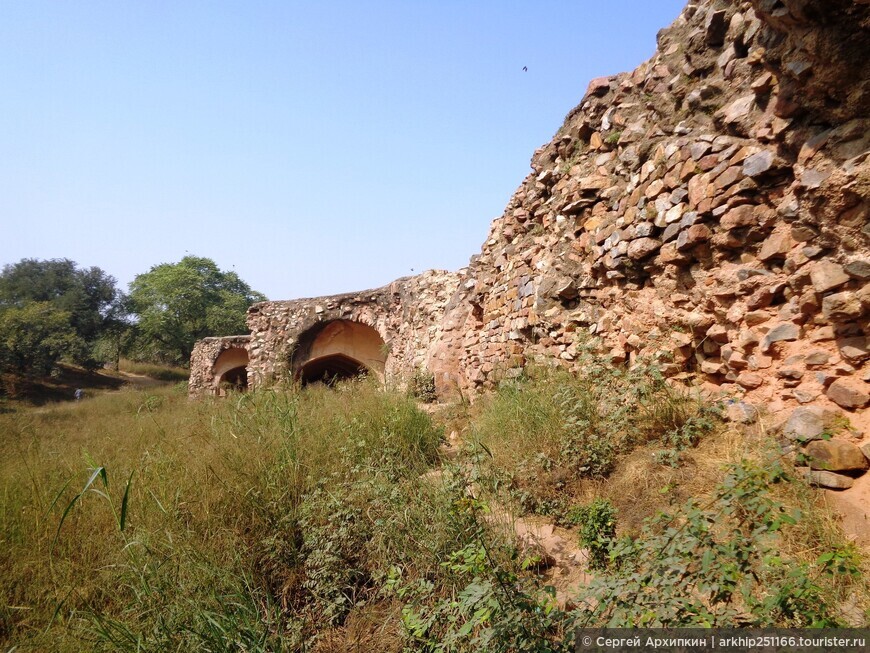Средневековая крепость Пурана Кила — одно из самых красивых мест Дели (Индия)