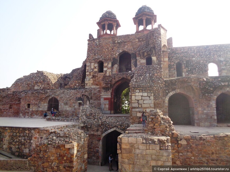 Средневековая крепость Пурана Кила — одно из самых красивых мест Дели (Индия)