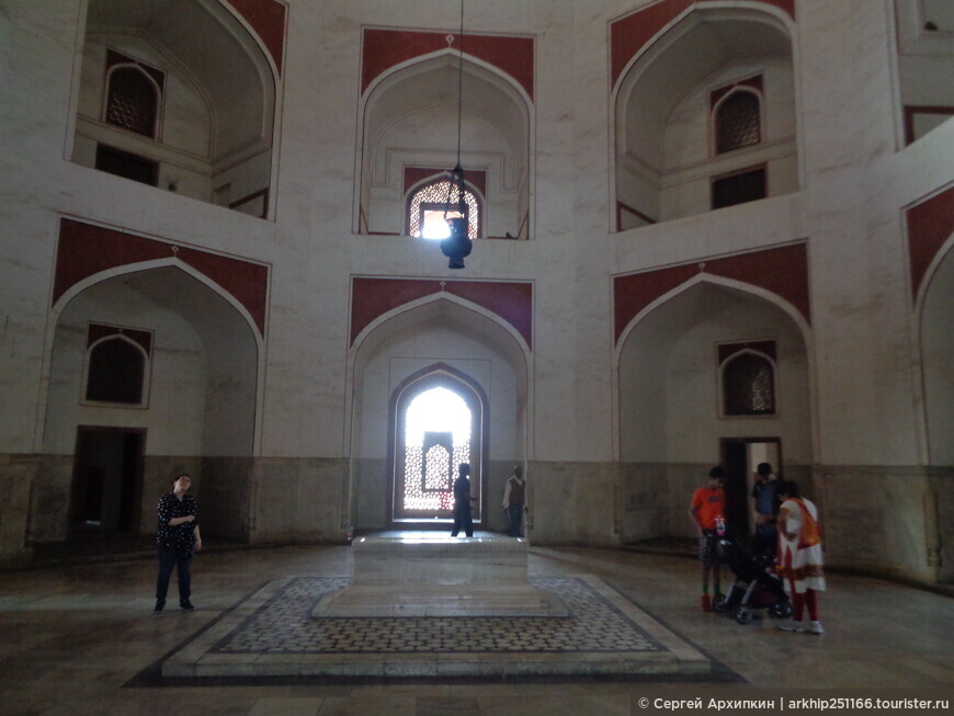 Средневековая гробница императора Хумаюна-шедевр архитектуры Индии и обьект Всемирного наследия ЮНЕСКО в Дели