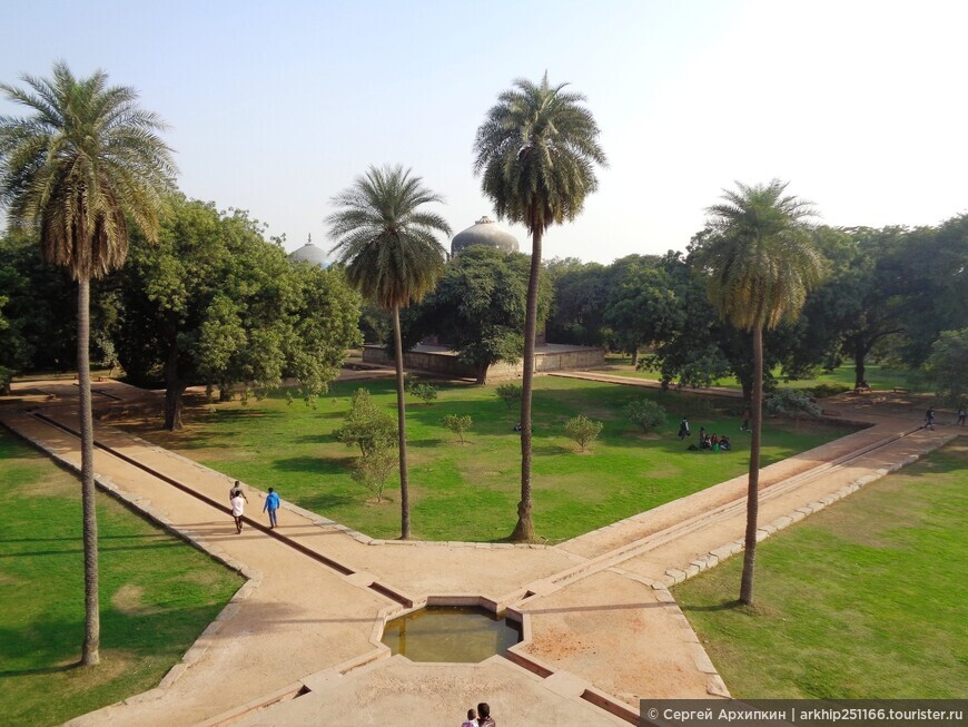 Средневековая гробница императора Хумаюна-шедевр архитектуры Индии и обьект Всемирного наследия ЮНЕСКО в Дели