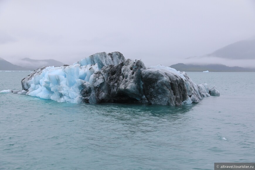 Первый большой айсберг свидетельствует о приближении к леднику.