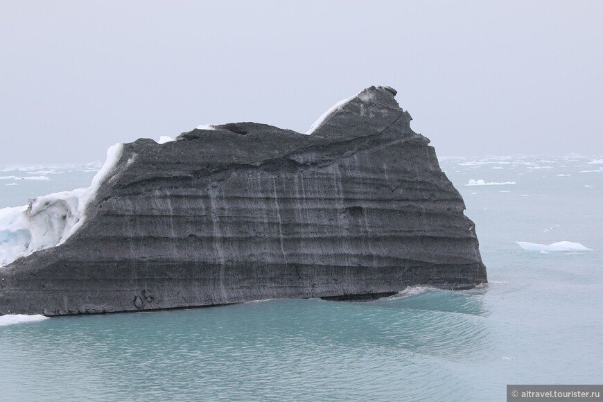 Вот этим краем ледник соприкасался с каменной скалой.