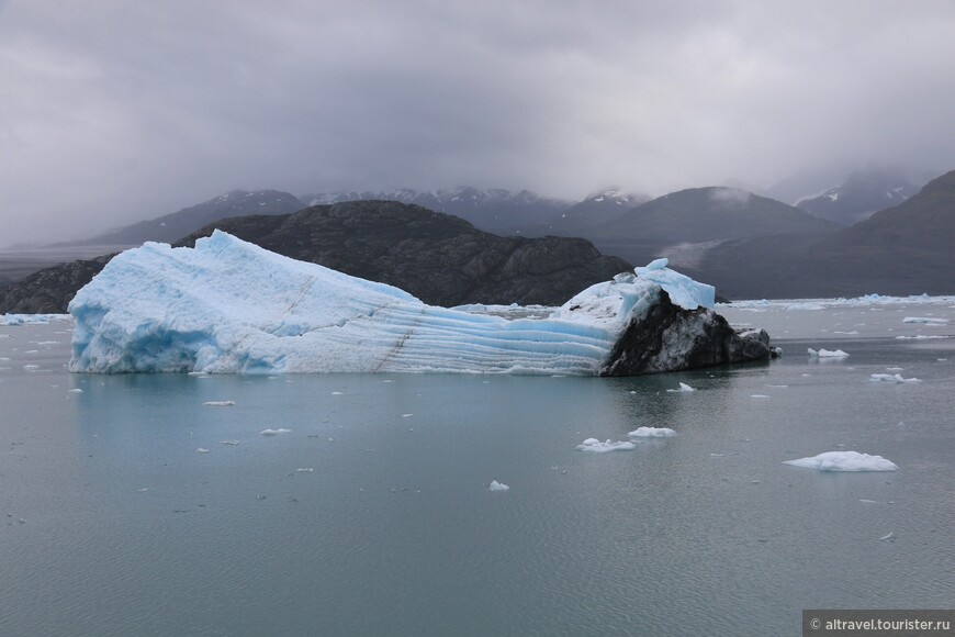 «Многослойность» этих айсбергов соответствует ежегодным снегопадам, которые затем упрессовались до состояния льда.