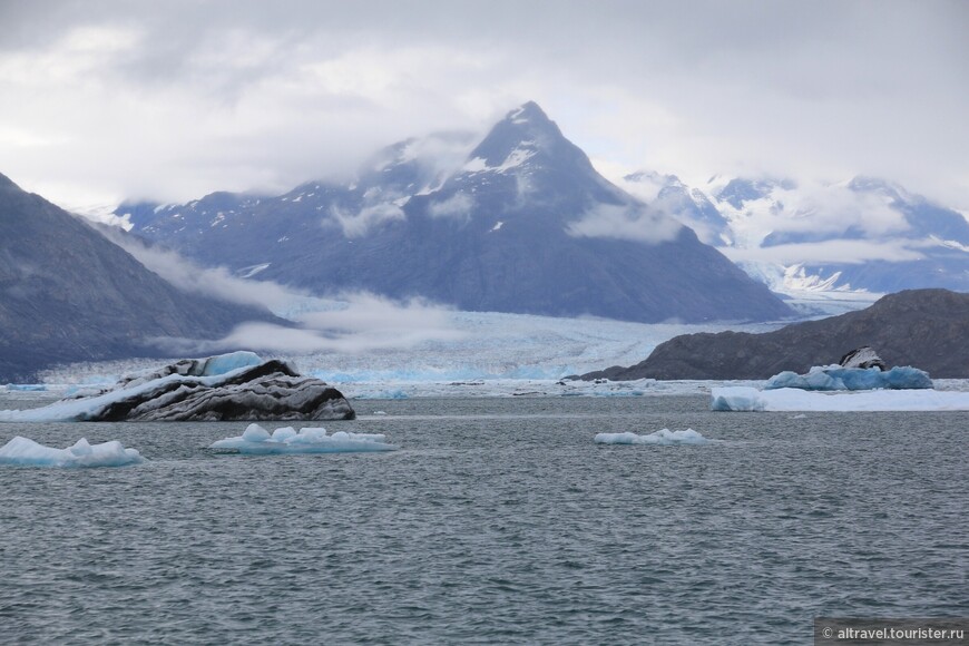 Наконец показался и сам ледник. Его протяженность на границе с водой составляет сейчас около 5 км.