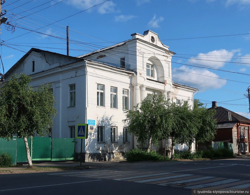 Прямо напротив гостиницы «Провинция» — здание бывшей гимназии, теперь на нём вывеска детского сада