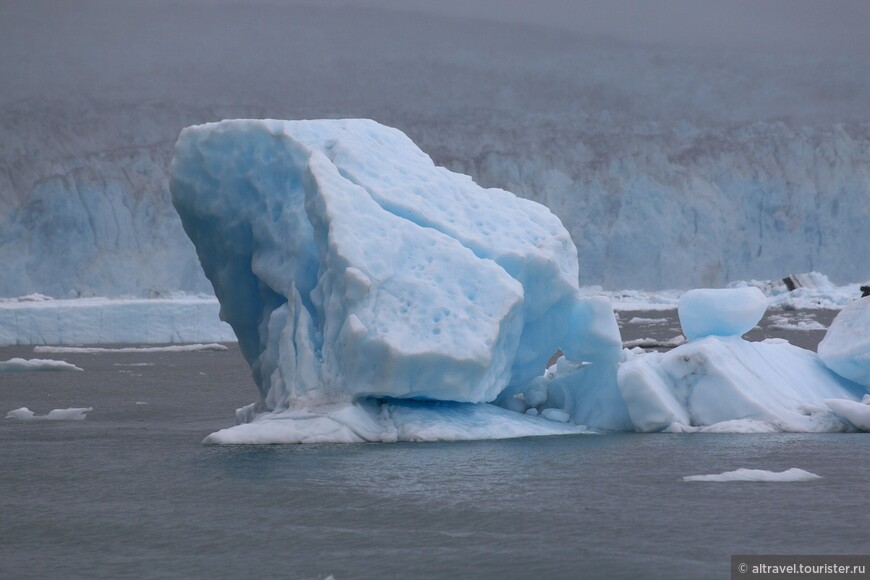  Огромные айсберги были от нас почти на расстоянии вытянутой руки.
