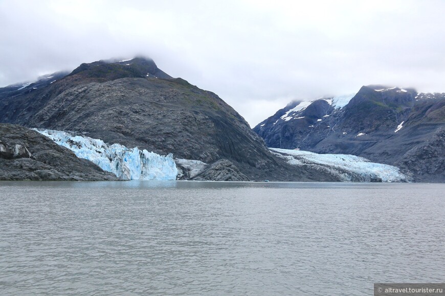 Западные ледники теперь разделены скалами на отдельные потоки. Раньше это была сплошная масса льда.