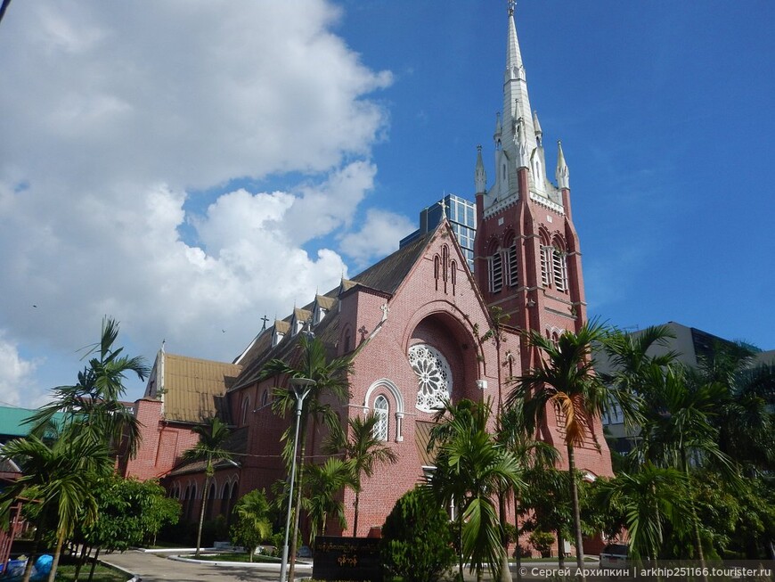Величественный Англиканский Свято-Троицкий собор в столице Мьянмы — в Янгоне