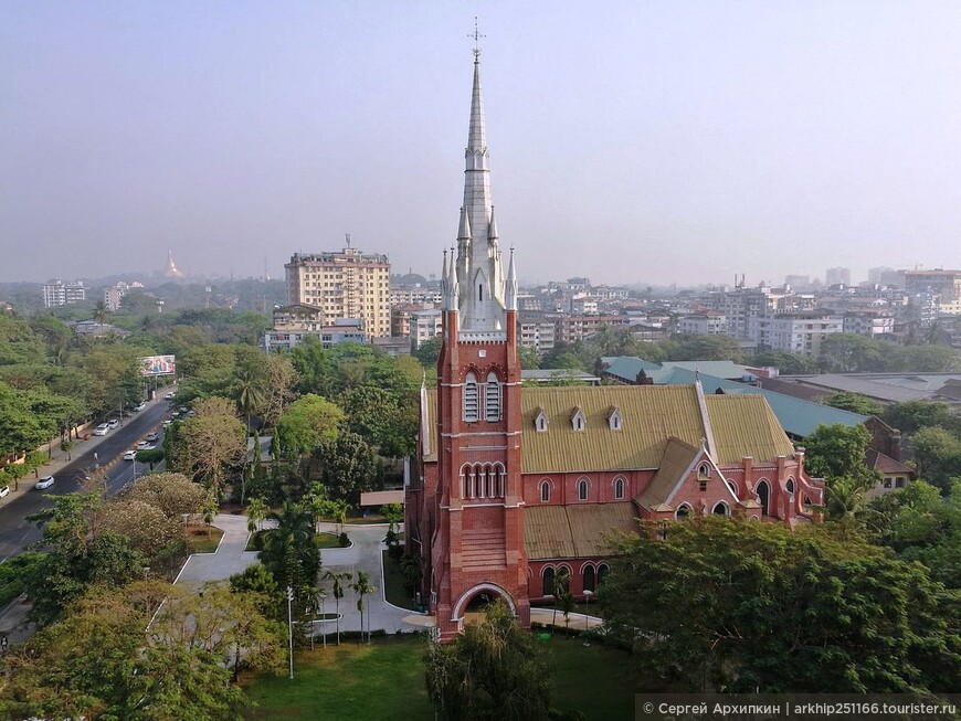 Величественный Англиканский Свято-Троицкий собор в столице Мьянмы — в Янгоне