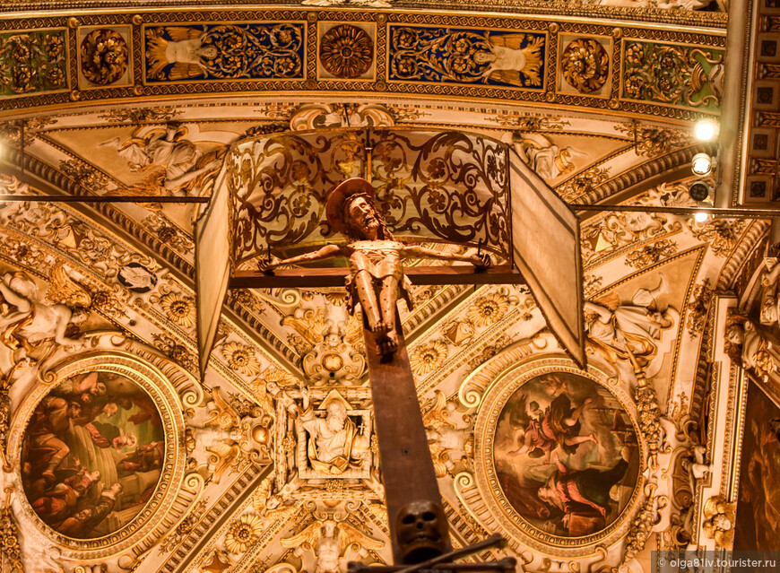 Старинное распятие четырнадцатого на фоне великолепного потолка с росписями Тьеполо