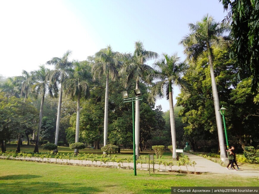 Сады Лоди со средневековыми мавзолеями и мечетями 15 века в центре Дели