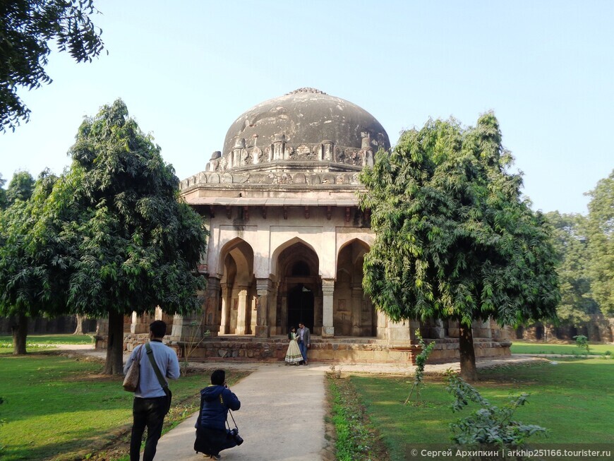 Средневековая гробница Сикандара Лоди (15 века) в садах Лоди в центре Дели