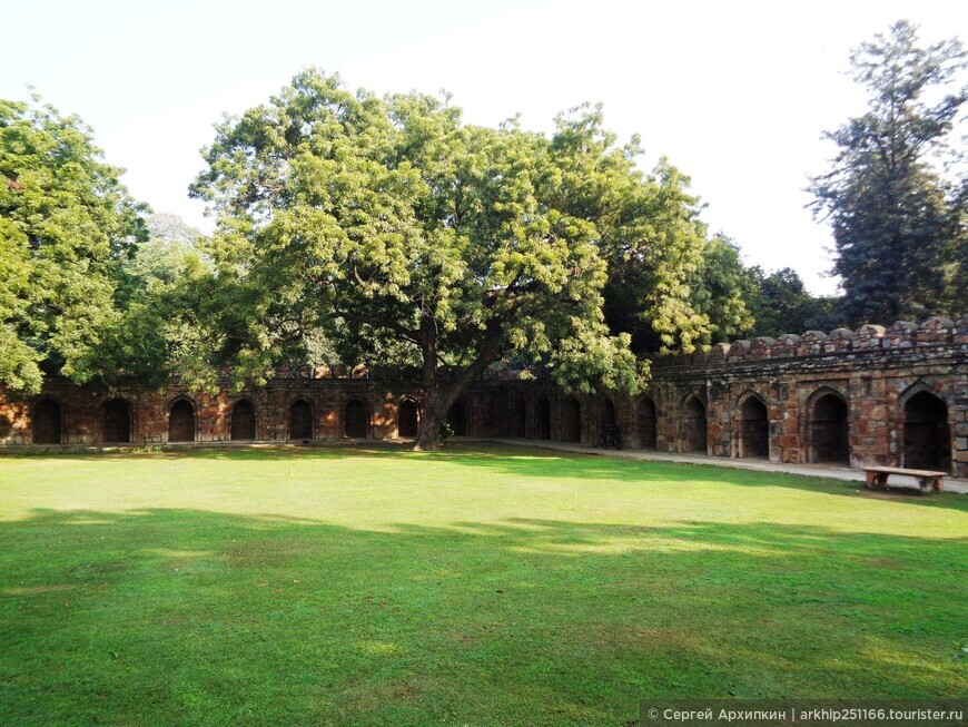 Средневековая гробница Сикандара Лоди (15 века) в садах Лоди в центре Дели