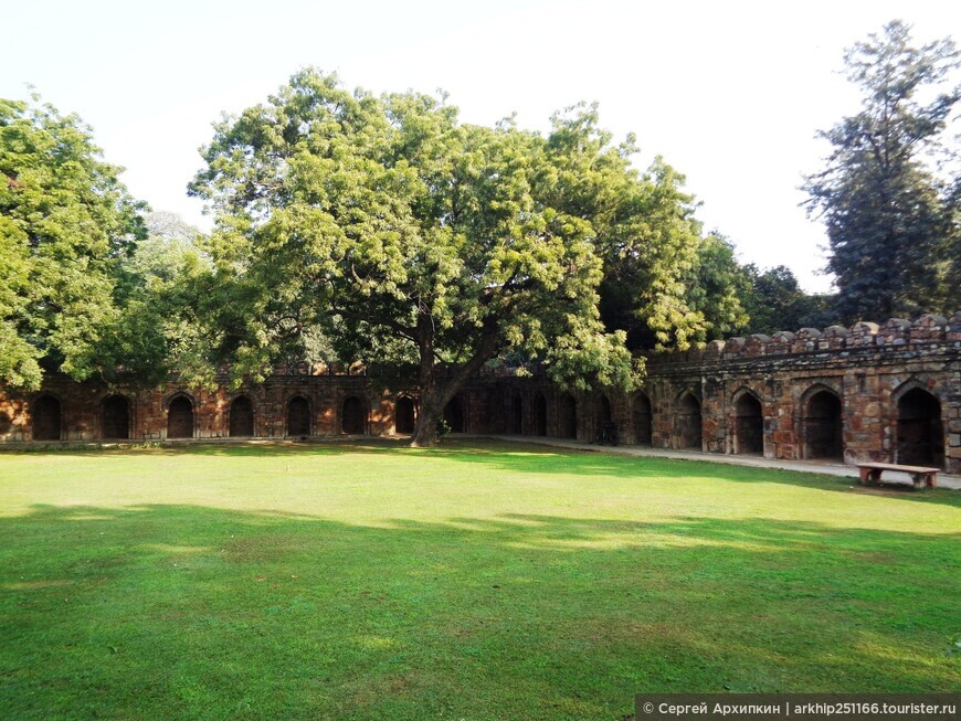 Средневековая гробница Мухаммада Шаха (15 века) в садах Лоди в центре Дели.