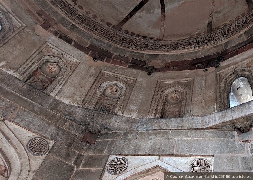Средневековая гробница Мухаммада Шаха (15 века) в садах Лоди в центре Дели.