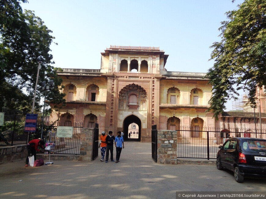 Великолепный мавзолей Сафдарджанга в Дели