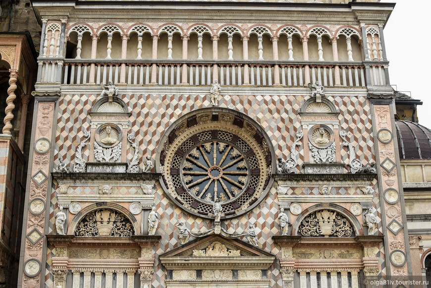 Великолепный мраморный фасад капеллы Коллеони в стиле Ломбардского ренессанса